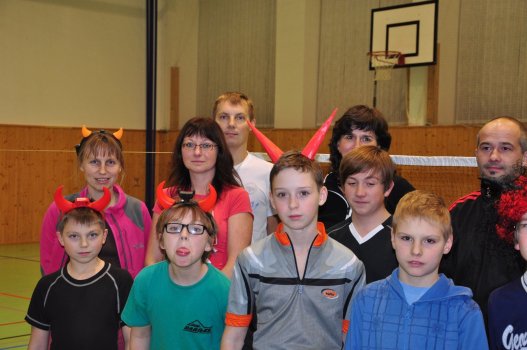 Předvánoční turnaj v Hradci a čertovský badminton v LA