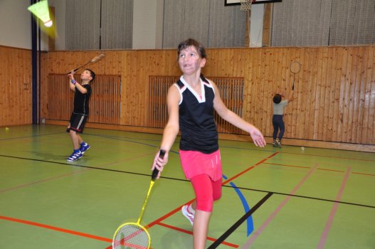 Předvánoční turnaj v Hradci a čertovský badminton v LA