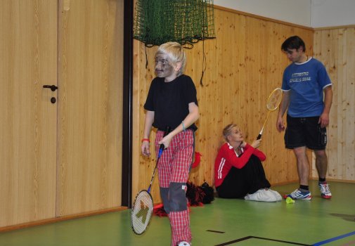 Předvánoční turnaj v Hradci a čertovský badminton v LA