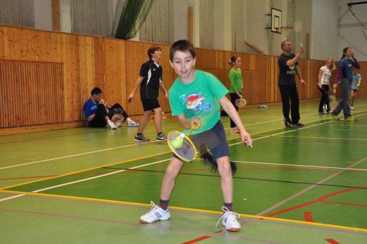 Předvánoční turnaj v Hradci a čertovský badminton v LA