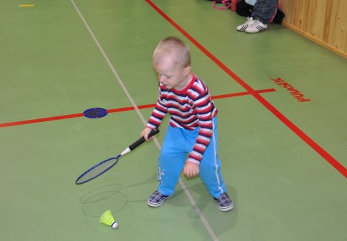 Předvánoční turnaj v Hradci a čertovský badminton v LA