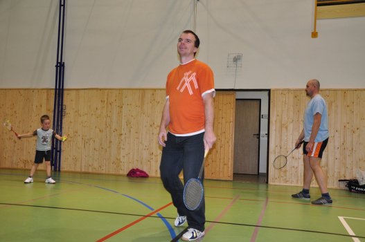 Předvánoční turnaj v Hradci a čertovský badminton v LA