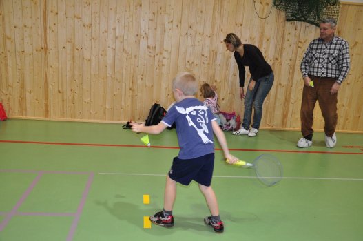 Předvánoční turnaj v Hradci a čertovský badminton v LA