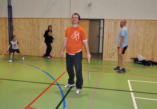 Předvánoční turnaj v Hradci a čertovský badminton v LA