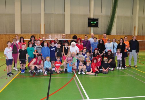 Předvánoční turnaj v Hradci a čertovský badminton v LA