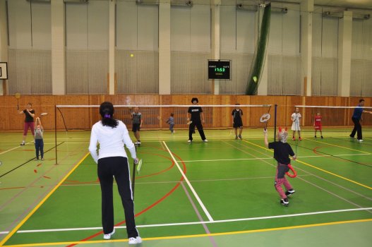 Předvánoční turnaj v Hradci a čertovský badminton v LA