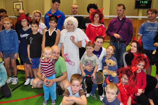 Předvánoční turnaj v Hradci a čertovský badminton v LA