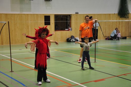 Předvánoční turnaj v Hradci a čertovský badminton v LA