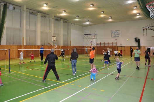 Předvánoční turnaj v Hradci a čertovský badminton v LA
