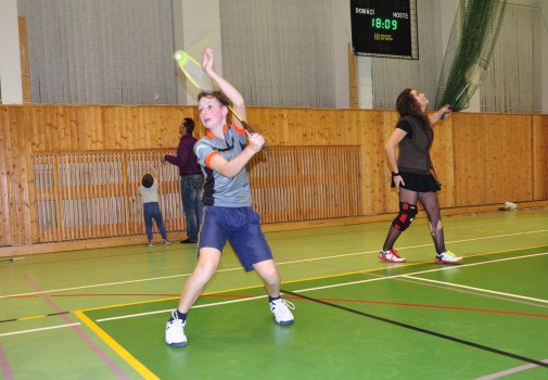 Předvánoční turnaj v Hradci a čertovský badminton v LA