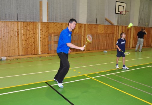 Předvánoční turnaj v Hradci a čertovský badminton v LA