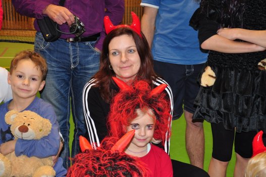 Předvánoční turnaj v Hradci a čertovský badminton v LA