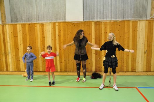 Předvánoční turnaj v Hradci a čertovský badminton v LA