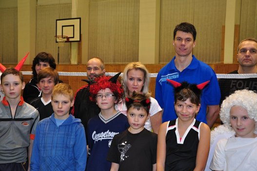 Předvánoční turnaj v Hradci a čertovský badminton v LA