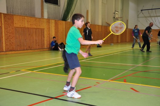 Předvánoční turnaj v Hradci a čertovský badminton v LA