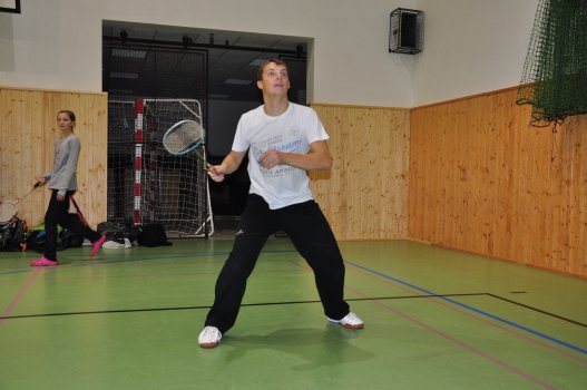 Předvánoční turnaj v Hradci a čertovský badminton v LA