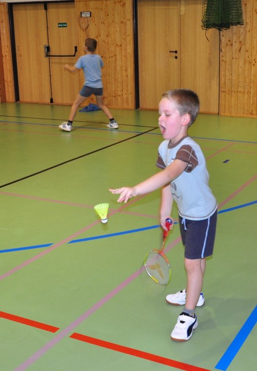 Předvánoční turnaj v Hradci a čertovský badminton v LA