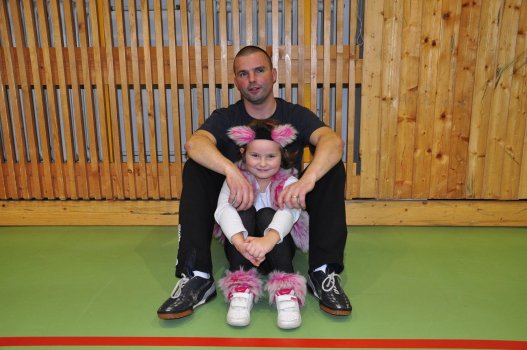 Předvánoční turnaj v Hradci a čertovský badminton v LA