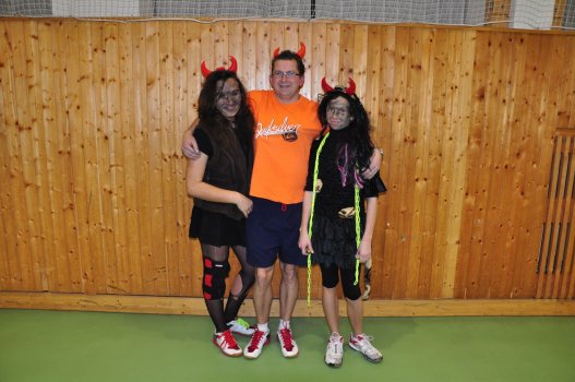 Předvánoční turnaj v Hradci a čertovský badminton v LA