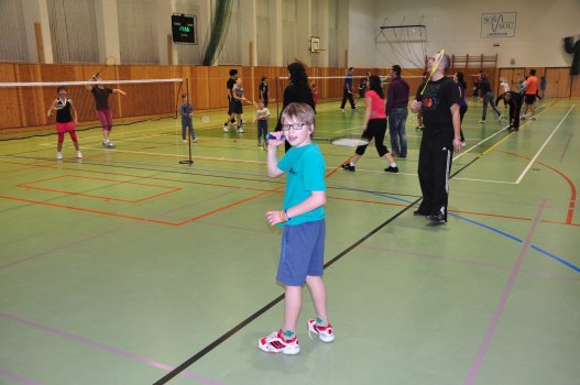 Předvánoční turnaj v Hradci a čertovský badminton v LA