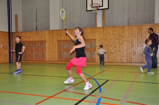 Předvánoční turnaj v Hradci a čertovský badminton v LA
