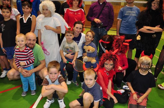 Předvánoční turnaj v Hradci a čertovský badminton v LA