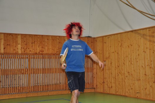 Předvánoční turnaj v Hradci a čertovský badminton v LA