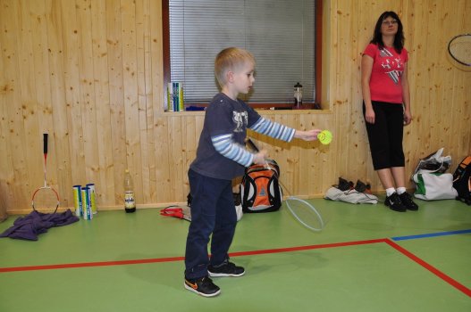 Předvánoční turnaj v Hradci a čertovský badminton v LA