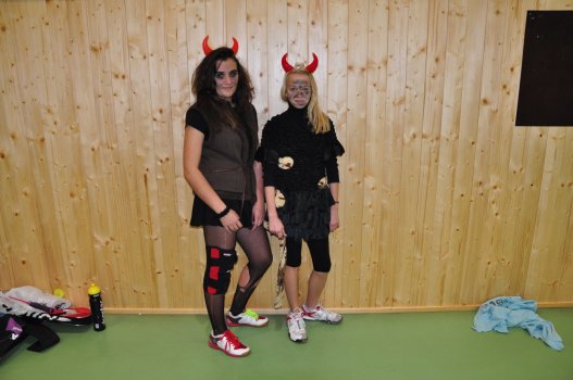 Předvánoční turnaj v Hradci a čertovský badminton v LA