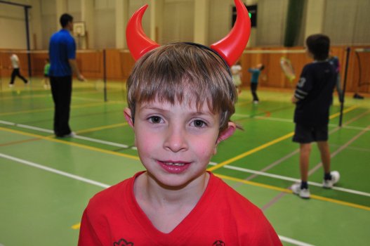 Předvánoční turnaj v Hradci a čertovský badminton v LA