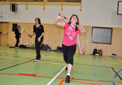 Předvánoční turnaj v Hradci a čertovský badminton v LA