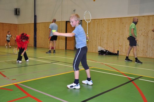 Předvánoční turnaj v Hradci a čertovský badminton v LA