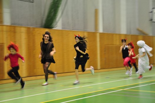 Předvánoční turnaj v Hradci a čertovský badminton v LA