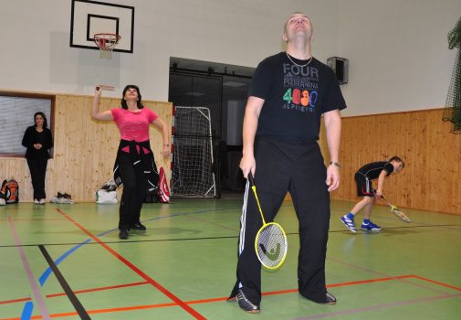 Předvánoční turnaj v Hradci a čertovský badminton v LA