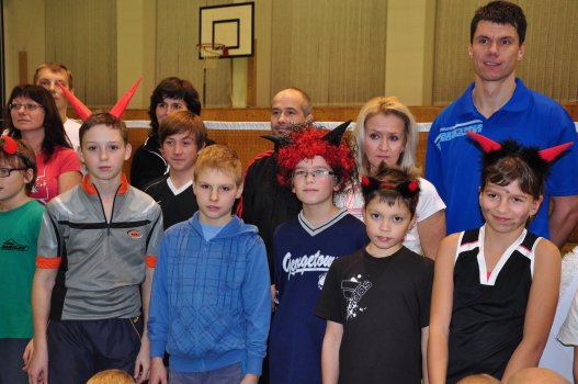 Předvánoční turnaj v Hradci a čertovský badminton v LA