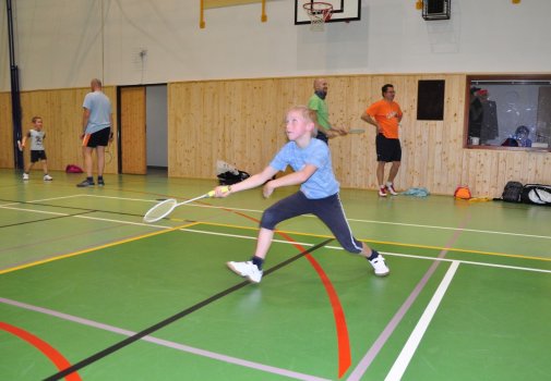 Předvánoční turnaj v Hradci a čertovský badminton v LA