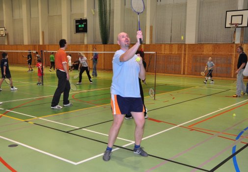 Předvánoční turnaj v Hradci a čertovský badminton v LA