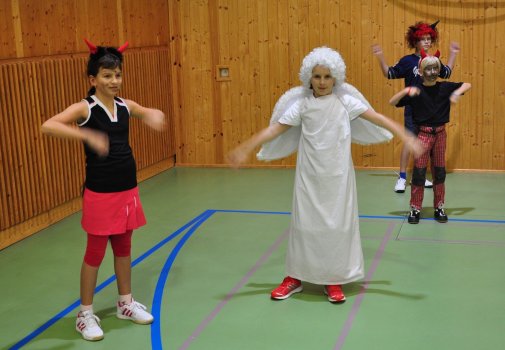Předvánoční turnaj v Hradci a čertovský badminton v LA