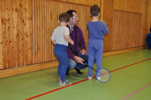 Předvánoční turnaj v Hradci a čertovský badminton v LA