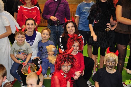 Předvánoční turnaj v Hradci a čertovský badminton v LA