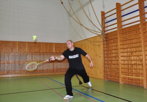 Předvánoční turnaj v Hradci a čertovský badminton v LA