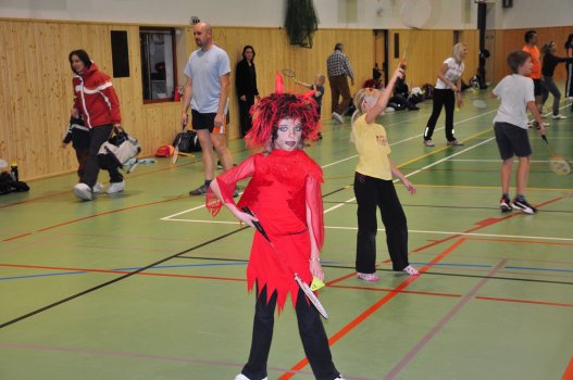 Předvánoční turnaj v Hradci a čertovský badminton v LA