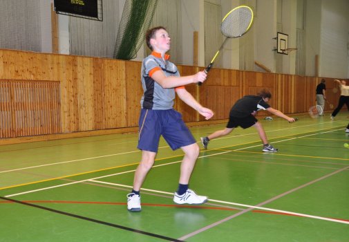 Předvánoční turnaj v Hradci a čertovský badminton v LA