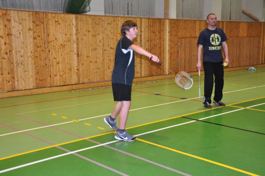 Předvánoční turnaj v Hradci a čertovský badminton v LA