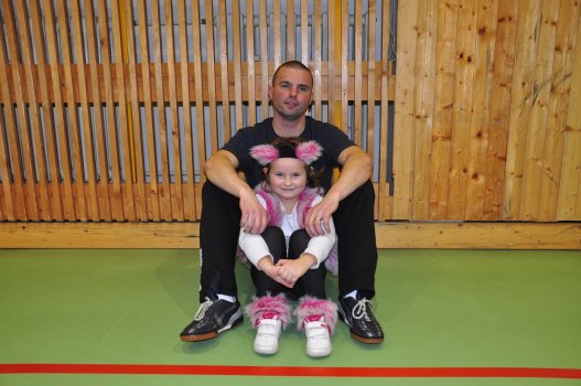Předvánoční turnaj v Hradci a čertovský badminton v LA