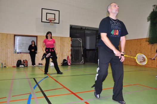 Předvánoční turnaj v Hradci a čertovský badminton v LA