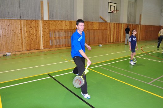 Předvánoční turnaj v Hradci a čertovský badminton v LA
