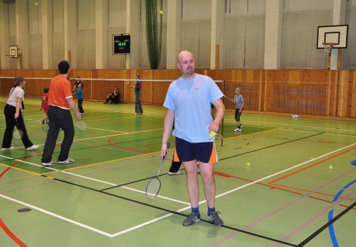 Předvánoční turnaj v Hradci a čertovský badminton v LA