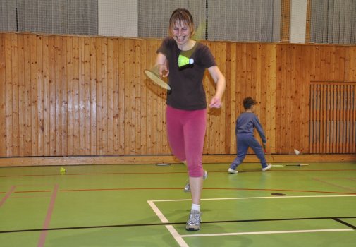 Předvánoční turnaj v Hradci a čertovský badminton v LA