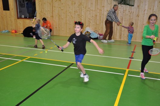 Předvánoční turnaj v Hradci a čertovský badminton v LA